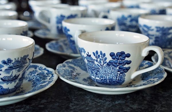 Czy warto inwestować w ręcznie zdobioną porcelanę?