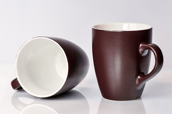 Porcelanowe skarby idealne na prezent - ręcznie zdobione kubki, filiżanki i nie tylko
